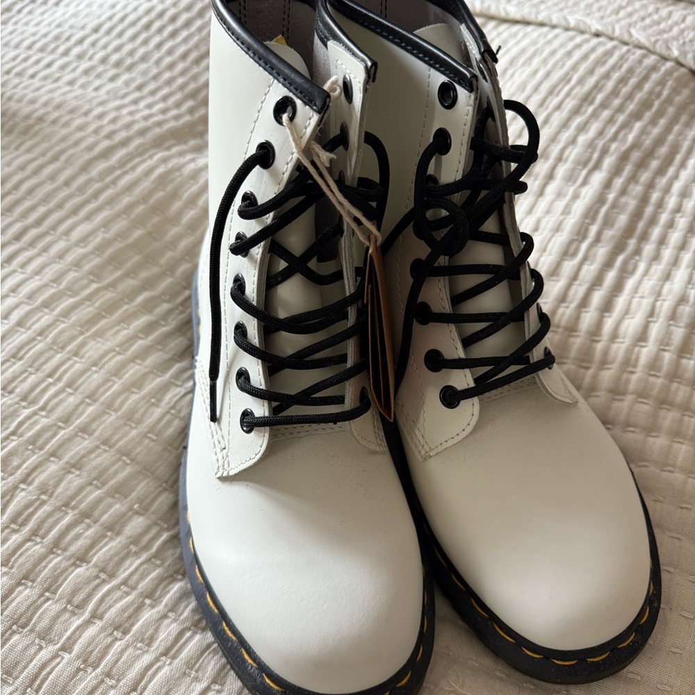 White Lace-Up Women's Boots - Doc Martens size 7 ladies (UK size 5)